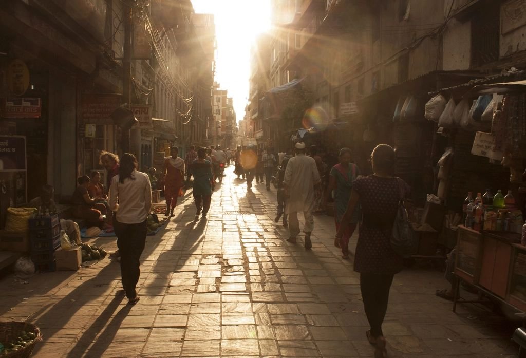 गाजीपुर: 308 पहियों वाला मेगा ट्रक डांडीकला टोल से आगे बढ़ा, देखने उमड़ी हजारों की भीड़